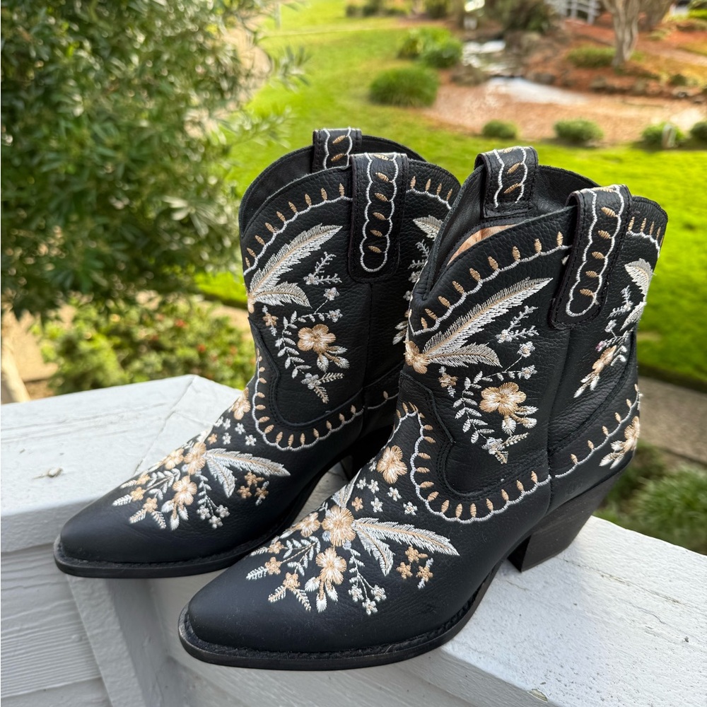 Dingo Black Floral Embroidered Ankle Boots Size 9 Pointy toed